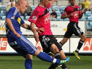 Pavel Novák brání ve střelbě Janu Schulmeisterovi
