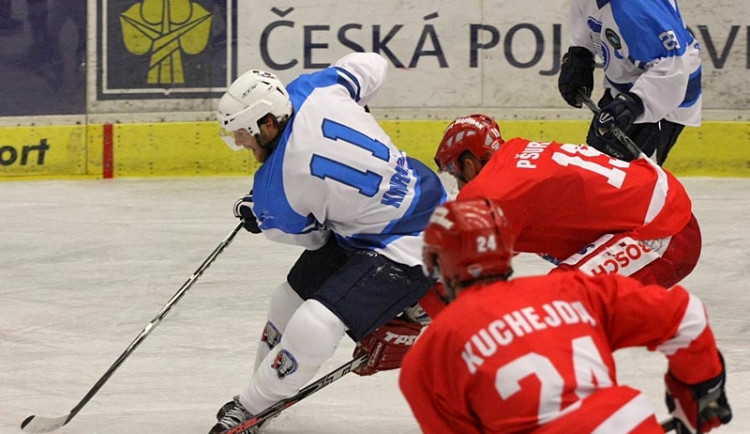 Geoff Kinrade si při svém druhém gólu s domácími obránci doslova pohrál