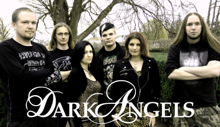 Metalisté Dark Angels v celé své kráse. Venca Votruba je úplně vpravo
