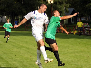 Hlavičkový souboj domácího forvarda Zdeňka Kolka s Oldřichem Podojilem