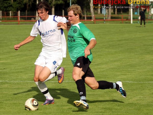 Josef Gondek vsítil ve 29. minutě branku z rohového kopu (v souboji s Miroslavem Syrovátkou)