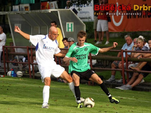 Kaplický Tomáš Faltus (u míče) před Václavem Čapkem