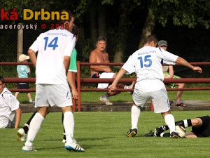 Ležícího Josefa Doubravu atakuje hostující Ladislav Michal