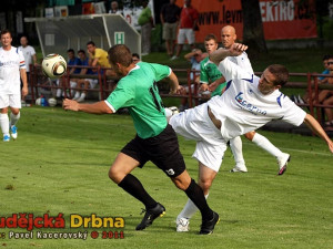 Oldřich Podojil (na snímku vpravo) se snaží obehrát Zdeňka Kolka