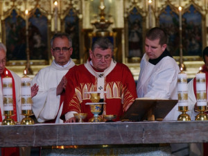 Pražský arcibiskup Duka míří na Země živitelku