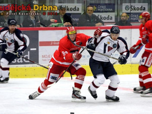 Autor rozhodující branky zápasu Jakub Langhammer v souboji s Romanem Kukumbergem