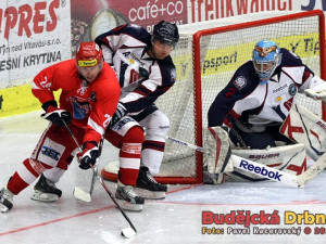 Bratislavský bek Ivan Švárny brání Davida Kuchejdu