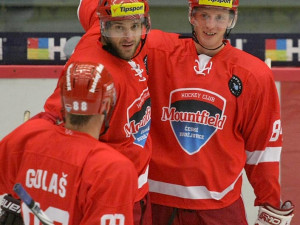 Jakub Langhammer se raduje ze svého gólu společně s Peterem Mikušem a Milanem Gulašem