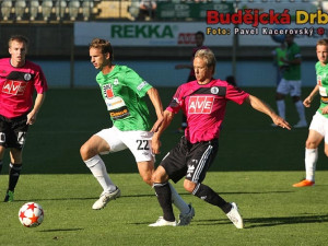 Domácí středopolař Rudolf Otepka v souboji s Markem Jarolímem