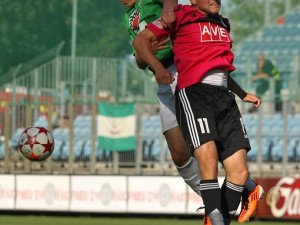 Hlavičkový souboj autora první jablonecké branky Jana Kopice s Grigorijem Chirkinem