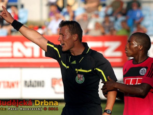 Hudson se u hlavního arbitra Karla Hrubeše dožaduje odpískání penalty