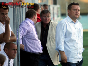 Jiří Kotrba rozhodně důvod k úsměvu neměl... Zcela vlevo jeho asistenti Vozábal a Lerch