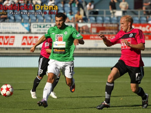 Jablonecký Luboš Loučka dobíhá balon před Grigorijem Chirkinem