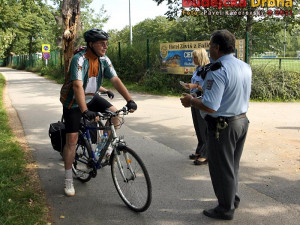 Policisté si vybrali pro kontrolu cyklistů odpočívadlo u hlubockého fotbalového hřiště