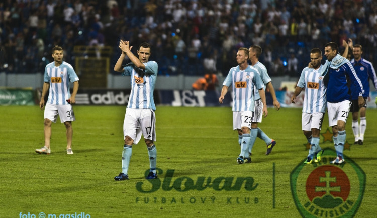 Jiří Kladrubský (na snímku děkuje fanouškům) je od léta hráčem Slovanu Bratislava