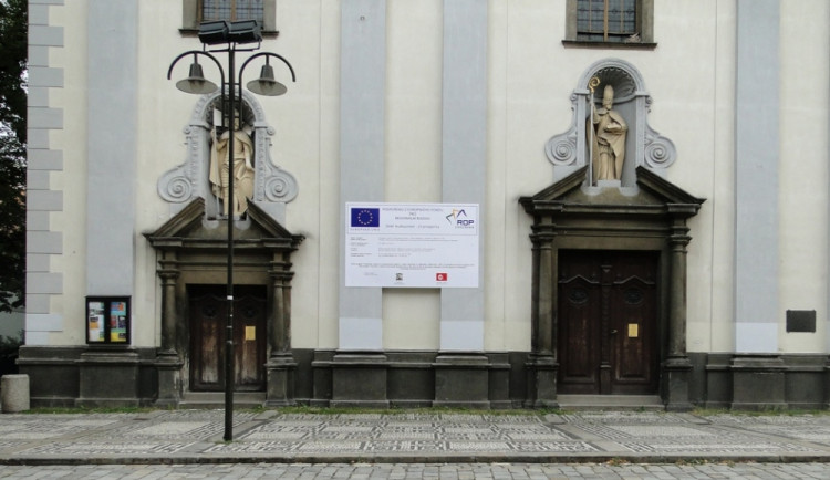 Katedrála sv. Mikuláše nově obohacena o ceduli z ROPu