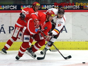 René Vydarený před Mariem Bližňákem, vzadu Jakub Marek