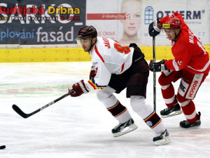 Střelec třetí branky Sparty Peter Jánský před Jakubem Markem