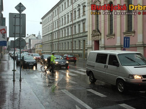 Deštivé pondělní odpoledne na Rudolfovské třídě