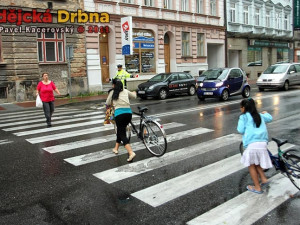 Chodci mohli také díky policistům bezpečně přejít