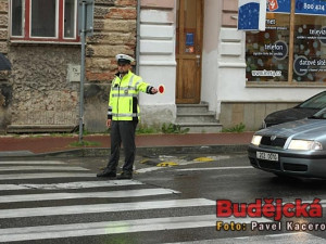 Muž v uniformě vzbuzuje u řidičů respekt. Alespoň tedy u většiny...
