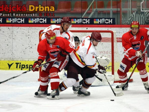 Nejlepší hráč zápasu Troy Milam mezi střelci Milanem Gulašem a Jakubem Langhammerem (zleva)