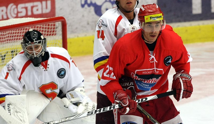 Jiří Šimánek vsítil vyrovnávací branku (na snímku jej před Falterem brání Patrik Husák)