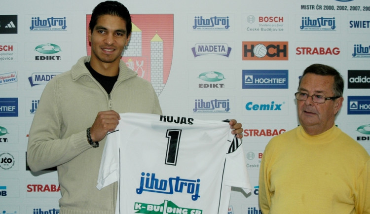 Andy Rojasovi předal před novináři dres člen výboru VK ČB Miroslav Čadil