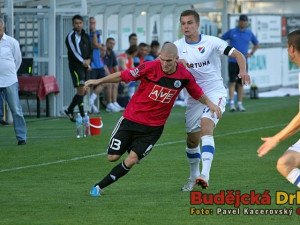 Domácí forvard Zdeněk Ondrášek se snaží před zraky trenéra Cipra prosadit přes Dominika Krauta