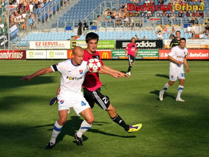 Ostravský kapitán Martin Lukeš kryje míč před nováčkem v dresu Dynama Jaroslavem Machovcem