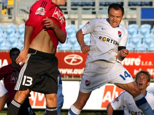 Hlavičkující Zdeněk Ondrášek před Zdeňkem Šenkeříkem