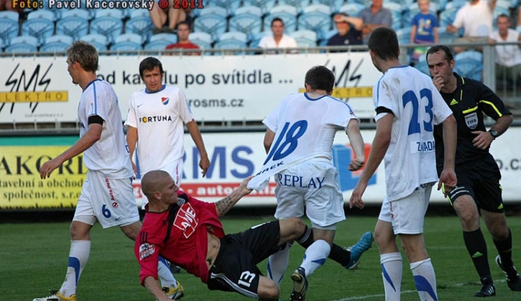 Domácí útočník Zdeněk Ondrášek si při souboji s Tomáše Markem počínal nedovoleně