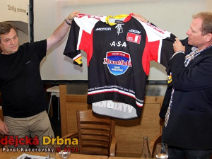 František Joun (vlevo) a Josef Zajíc s novým dresem extraligového A mužstva