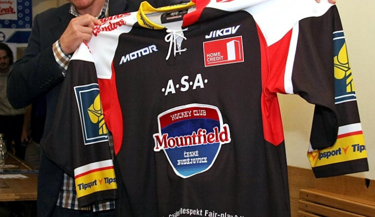 Sportovní manažer Josef Zajíc představuje nový dres českobudějovických hokejistů