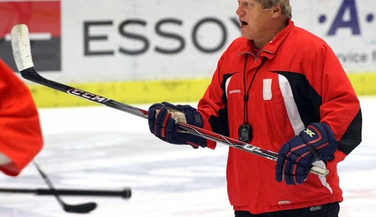 Trenér HC Mountfield František Výborný na jednom z předsezonních tréninků