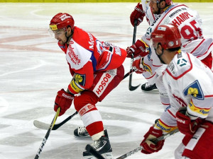 Obránce Peter Mikuš se dostal za třineckou defenzivu a poslal domácí do vedení
