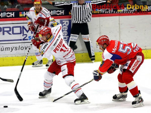 Třinecký Jan Peterek před Lukášem Květoněm