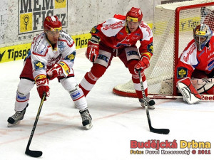 Obránce Michael Kolarz a gólman Jakub Kovář sledují počínání Jiřího Polanského