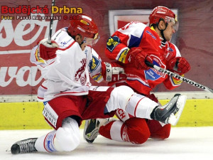 Rostislav Martynek bojuje na zemi s hostujícím Davidem Květoněm