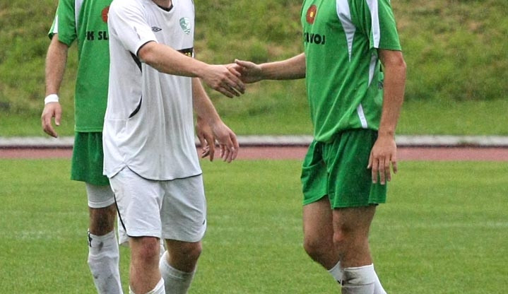 Roudenský Miroslav Kučera (v bílém) je s osmi brankami prozatímním králem střelců Chance krajského přeboru