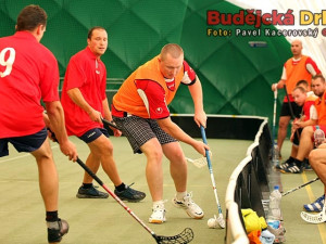 Florbalový zápas v nafukovací hale