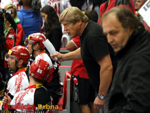 František Výborný hecuje svoje hráče ve třetí třetině, kdy měli hosté více ze hry