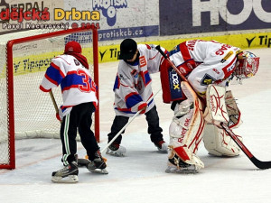 Pane Kopřivo, můžete se prosím uhnout? My vám jen uklidíme brankoviště...