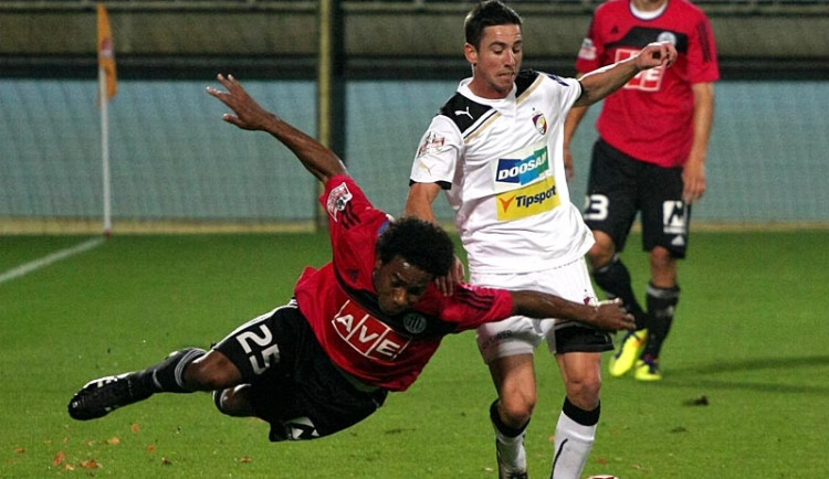 Sandro padá v souboji s Milanem Petrželou