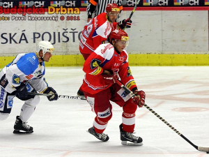 Premiérový střelec Mountfieldu Roman Vráblík ujíždí kapitánovi Indiánů Martinu Strakovi