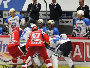 Přetlačovaná před plzeňskou střídačkou