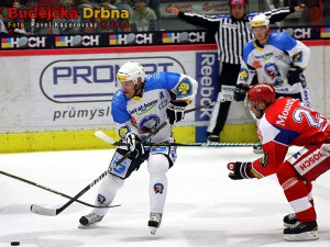 Zkušený plzeňský matador Tomáš Vlasák prochází do útočné třetiny přes Pavla Kašpaříka