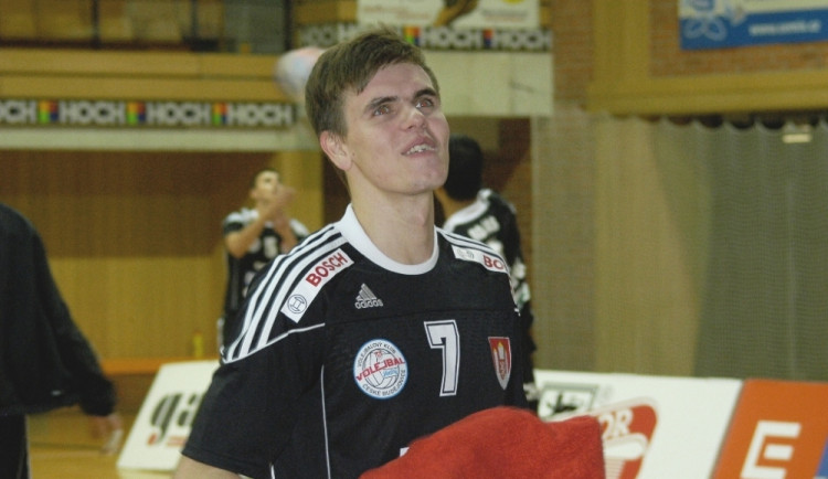 Petr MIchálek se usmívá během setů na svou přítelkyni, která mu při zápasech fandí z tribuny