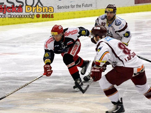 Domácí bek Roman Vráblík se natahuje za kotoučem před Alexem Fosterem a Adamem Lapšanským (vpravo)