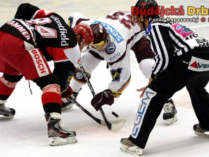 Puk padá mezi hokejky Jakuba Langhammera a Alexe Fostera